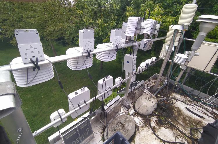 microcapteurs de l'air installés sur une station de mesures