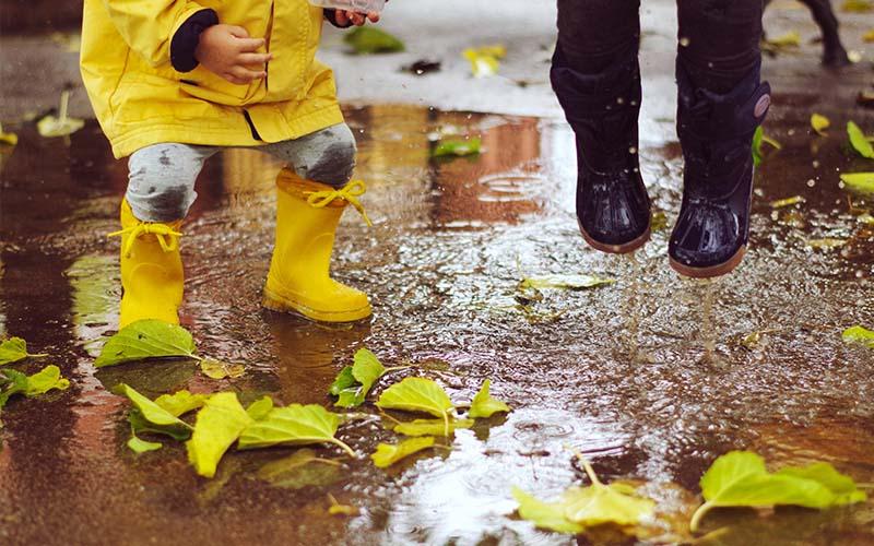 enfants_pluie_bottes_unsplash