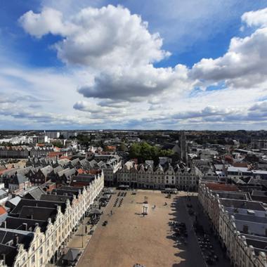 Grand Place d'Arras depuis le beffroi - octobre 2022 (Photo : Sylvain Picavet - Atmo Hauts-de-France)