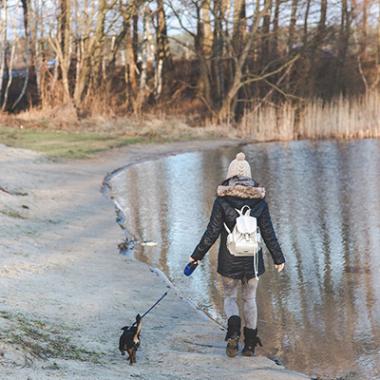 woman_winter_walk_pixabay